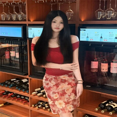 性感风红色一字肩短款上衣搭配玫瑰印花包臀半身裙两件套