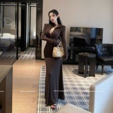 批发御姐<b class='q'>风</b>复古棕红色长袖连衣裙女新年战袍修身收腰显身材气质长裙