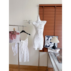 批发圈圈cooky 伊甸春园 夏日少女感碎花坑条<b class='q'>针织</b>吊带修身收腰<b class='q'>连衣裙</b>