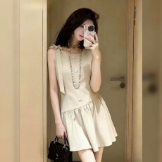 批发2026春<b class='q'>夏</b>新款设计感法式卡其色<b class='q'>连衣裙</b>气质无袖系带修身收腰名媛女