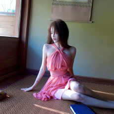 批发粉色露肩挂脖褶皱收腰<b class='q'>连衣裙</b>女夏季轻奢女神范性感精致高冷短裙子