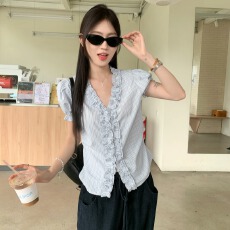 批发设计感蓝色木耳边条纹泡泡袖<b class='q'>衬衫女</b>夏季小众减龄V领掐腰<b class='q'>短袖</b>上衣