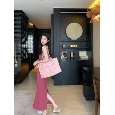 批发粉色针织吊带连衣裙女2026年<b class='q'>夏</b>季法式高级气质扭结性感包臀裙