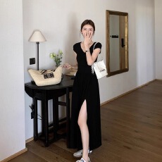 批发2026<b class='q'>夏</b>黑色短袖v领针织连衣裙女设计感小众气质修身显瘦开叉长裙