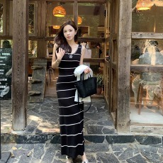 批发假日小香2026年<b class='q'>夏</b>季新款黑白条纹撞色钩花气质收腰连衣裙女