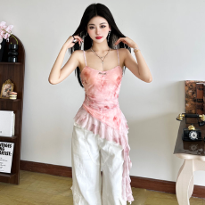 批发甜欲减龄少女感扎染印花<b class='q'>吊带</b><b class='q'>背心</b>女荷叶边显瘦不规则短上衣