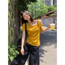 2026黄色斜肩短袖t恤女夏季新款微宽松纯色露肩绑带辣妹小上衣