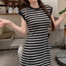批发2026年夏季韩版新款时尚圆领撞色条纹小飞袖修身冰爽丝<b class='q'>针织</b><b class='q'>连衣裙</b>