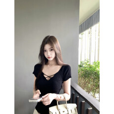 批发辣妹专线交叉绑带针织短袖T恤女<b class='q'>春</b>季修身设计感正肩短款上衣