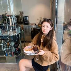 批发2025新款棕色爆款绒绒羊毛牛角扣环保皮草外套女短款时尚上衣