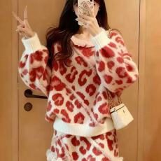 批发2025<b class='q'>新款</b>温柔风粉色豹纹针织毛衣套装女秋冬韩系千金感针织两件套