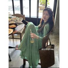 批发韩系chic绿色条纹露背长袖连衣裙小众复古高级感慵懒风宽松长裙子