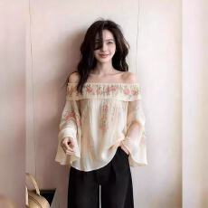 批发<b class='q'>韩版</b>温柔风喇叭袖印花上衣2026年春季女装新款绝美一字领百搭小衫