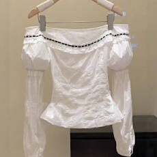 批发法式气质一字肩收腰<b class='q'>长袖</b><b class='q'>衬衫</b>女秋季新款设计感镂空绣花显瘦小上衣