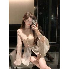 批发超仙碎花<b class='q'>喇叭袖</b>衬衫女夏防晒百搭V领收腰连衣裙