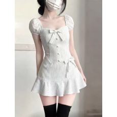 批发风琴少女古着<b class='q'>短裙</b>夏季甜美小众设计收腰白色<b class='q'>条纹</b>连衣裙新款清新