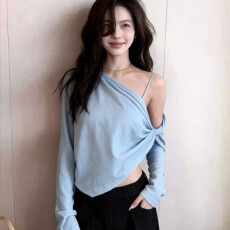 批发蓝色巨显白斜领露肩设计感<b class='q'>上衣</b>2026春季女装新款气质时尚百搭长袖
