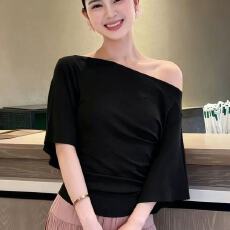 批发夏季轻熟风超火减龄粉色斜领露肩<b class='q'>蝙蝠</b>袖褶皱T恤女巨好看轻薄上衣