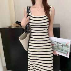 批发出大货 <b class='q'>条纹</b>无袖背心针织裙2026夏显瘦休闲百搭中长款吊带连衣裙