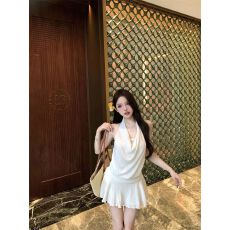 批发出大货 美背荡领挂脖<b class='q'>连衣裙</b>女高级感修身白色收腰a字短裙