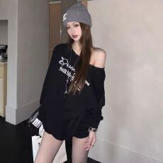 批发出大货 黑色铆钉斜肩<b class='q'>卫衣</b>女秋季宽松露肩上衣