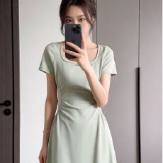 批发法式方领收腰褶皱短袖绝美<b class='q'>连衣裙</b>女2026新款夏季独特漂亮小裙子