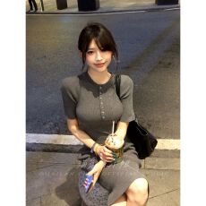 批发法式性感圆领半开襟中袖针织<b class='q'>连衣裙</b>女设计感修身显瘦绝美包臀长裙