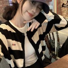 批发刺绣撞色粗条纹<b class='q'>针织</b><b class='q'>衫</b>女秋季新款小个子短款百搭圆领长袖开<b class='q'>衫</b>