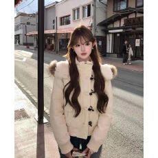 批发初梦POKEMENG 雪酪松绒 90新国标白鸭绒古早感拱针貉子毛领<b class='q'>羽绒服</b>