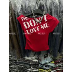 批发一字领短袖<b class='q'>T</b>恤女2026夏新款字母印花半袖设计感收腰短款斜肩上衣