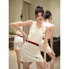 批发2026夏季U领毛针织背心拼色条修身简约字母刺绣镂空设计感连衣裙