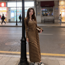 批发欧韩复古美拉德条纹长袖<b class='q'>连衣裙</b>女秋收腰系带显瘦不规则气质长裙