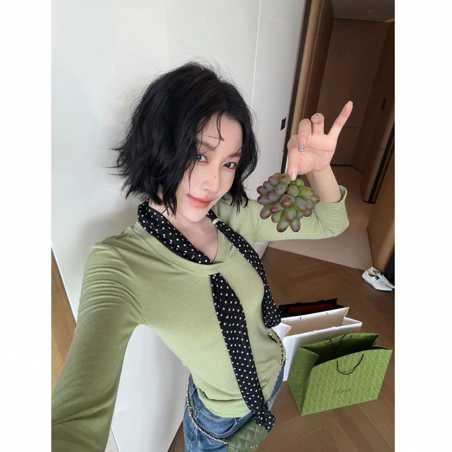 BY35803# 白色V领正肩...