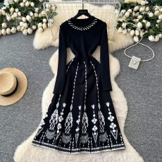 批发高级感重工<b class='q'>钉珠</b>圆领长袖<b class='q'>连衣裙</b>女秋冬收腰内搭毛衣裙长裙