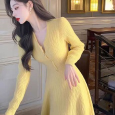 批发黄色长袖针织连衣裙秋冬款气质独特超好看温柔法式长款内搭毛衣裙