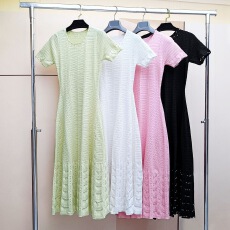 批发2025春夏新款法单轻奢温柔风珍珠装饰镂空圆领短袖修身针织<b class='q'>连衣裙</b>