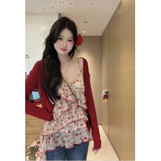 批发独特漂亮巨好看红色开衫碎花吊带<b class='q'>两件套</b>女早春季气质韩系一整套装