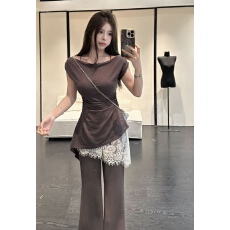 批发巨好看漂亮两件套装<b class='q'>女</b>2026夏季不规则一字肩T恤+屁帘<b class='q'>休闲裤</b>两件套