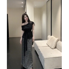 批发韩系一字肩绑带收腰上衣条纹半身裙女2026<b class='q'>夏</b>季显瘦两件套套装女