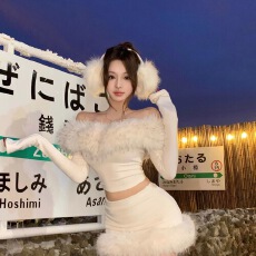 批发毛毛拼接白色一字肩长袖T恤女秋冬<b class='q'>时尚</b>套装高腰包臀半身裙两件套