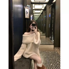 批发一字肩厚毛衣女秋<b class='q'>冬</b>季内搭宽松慵懒风长袖针织打底衫短款露肩上衣