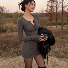 批发初冬巨好看的针织连衣裙女<b class='q'>秋</b>冬收腰修身内搭纯欲亨利领包臀短裙子