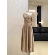 批发咖色斜肩露肩飘带无袖<b class='q'>连衣裙</b>女夏季收腰修身显瘦裙子法式大摆长裙