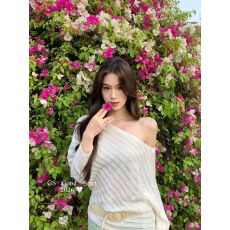 批发韩系气质奶蓝色坑条斜肩长袖针织衫女春夏温柔百搭<b class='q'>中长款</b>露肩上衣