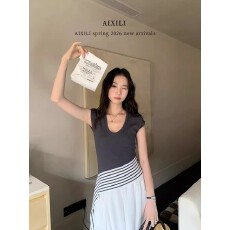 批发爱西里2026夏季新款时髦U领短袖<b class='q'>针织衫</b><b class='q'>女</b>设计不规则条纹飘带上衣