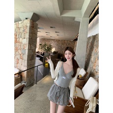 批发白水女 韩系甜辣防晒针织开衫+<b class='q'>蕾丝</b>V领背心吊带+格纹半身裙三件套