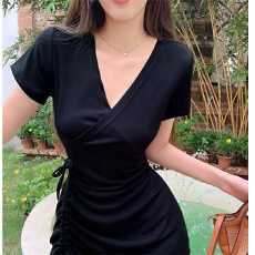 批发夏季小黑裙新款修身显瘦褶皱鱼尾<b class='q'>连衣裙</b>女高级感V领藏肉包臀短裙