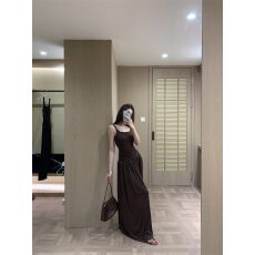 批发复古气质咖色吊带<b class='q'>连衣裙</b>女夏季设计感性感修身收腰大摆裙拖地<b class='q'>长裙</b>