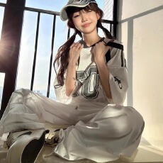 批发夏季美式复古小众设计感v领宽松短袖球衣风t恤男<b class='q'>欧美</b>高级感上衣女