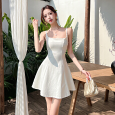 批发法式纯欲气质后背系带方领轻奢高级感显瘦修身赫本风简约礼服裙